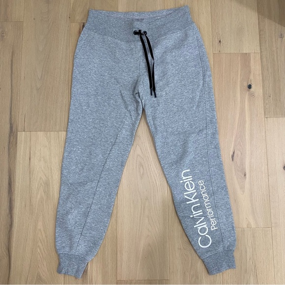 Calvin Klein | Grey Mid Rise Sweatpant Jogger 🤍 - Picture 3 of 7